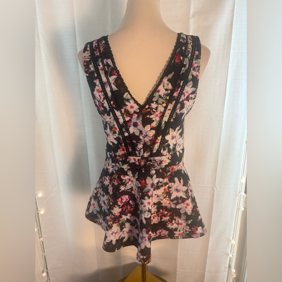 Bebe Floral Sleeveless Blouse with Lace Trim – Size Medium - Picture 6 of 7